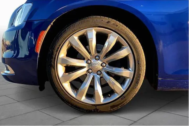 $12225 : Chrysler 300 2019 Touring 4d image 10