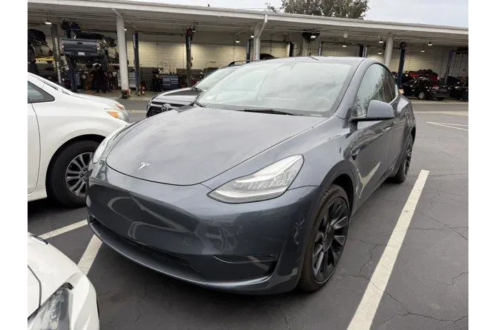 $29765 : Tesla Model Y 2023 AWD 4dr C image 3