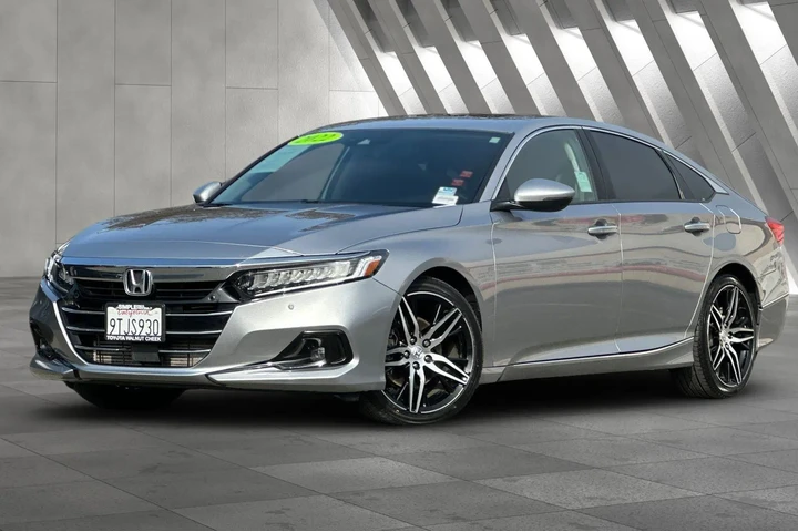 $28900 : Honda Accord 2022 Touring 4d image 2