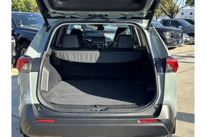 $29548 : Toyota RAV4 2023 XLE Premium image 9