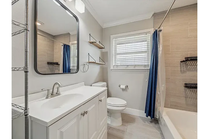 $2150 : 3 beds 1 baths available image 8