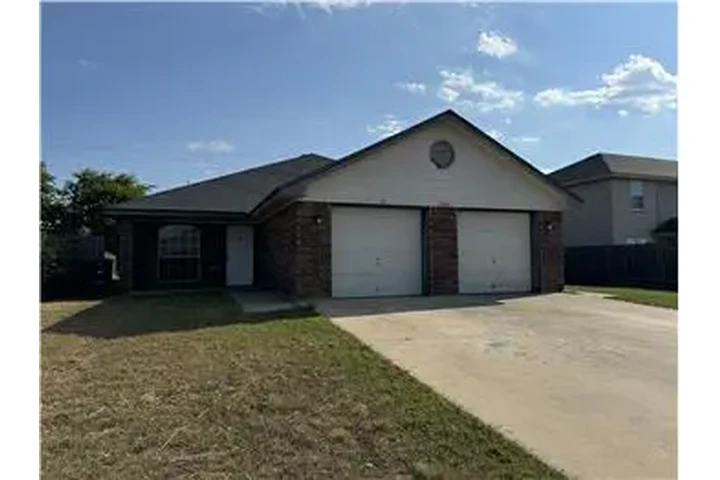 $1200 : Rental property with 3 bedro image 1