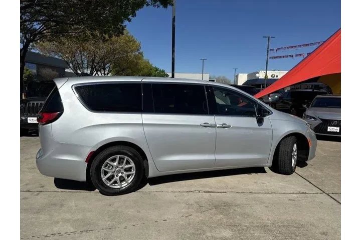 $25295 : Chrysler Pacifica 2024 Touri image 4