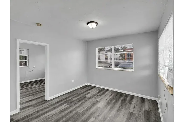 $1568 : Riverside image 2