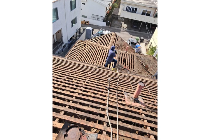 Lawson Roofing: Techos Seguros image 5