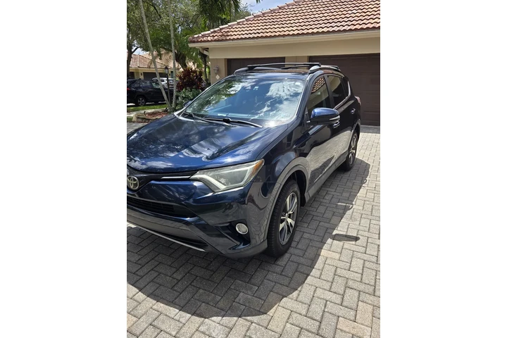 $11000 : 2018 rav4 XLE image 4