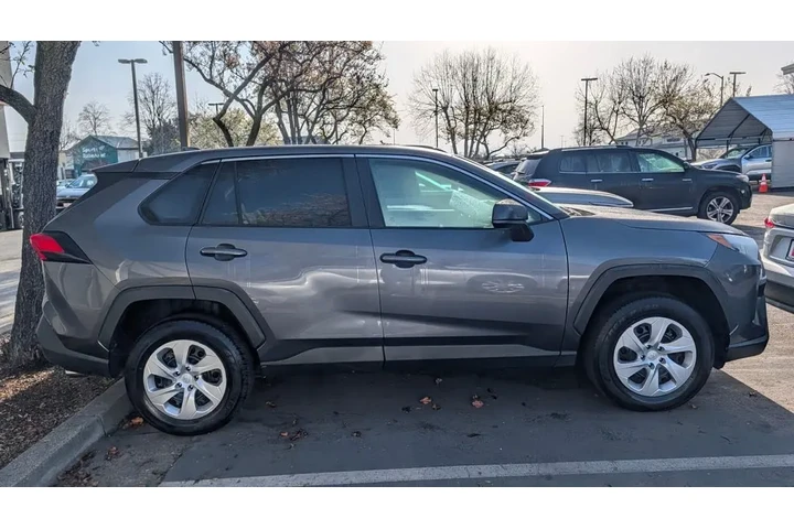 $29590 : 2025 RAV4 LE image 2