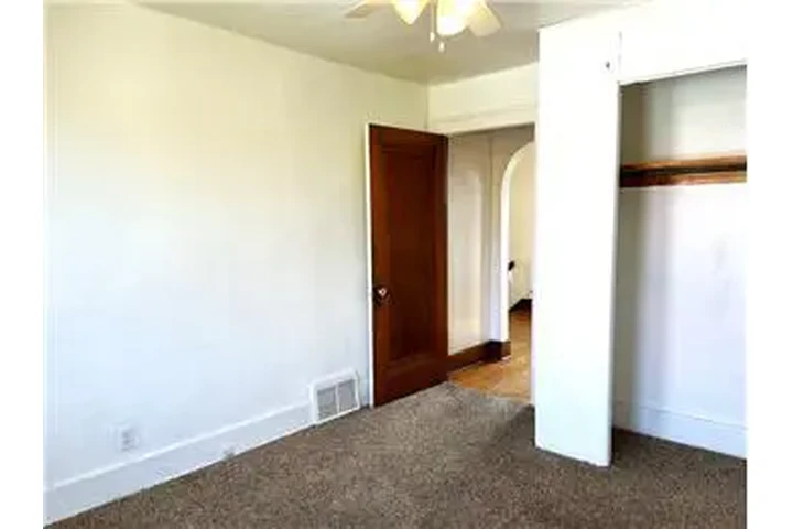 $650 : Rental property with 2 bedro image 7