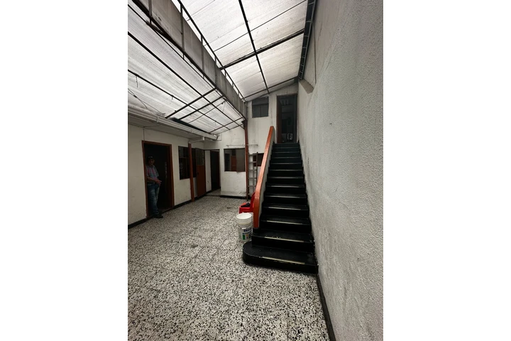 $737000000 : VENDO CASA AV.CALLE 72  CRA.66 image 3