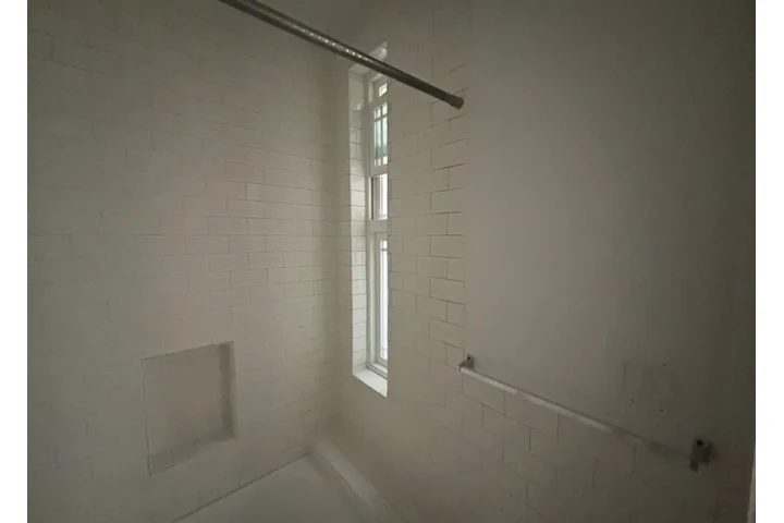 $1950 : 2 Bed Apt with parking in LA image 8