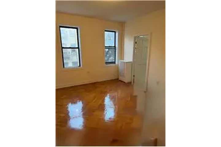 $2300 : Rental property with 1 bedro image 5