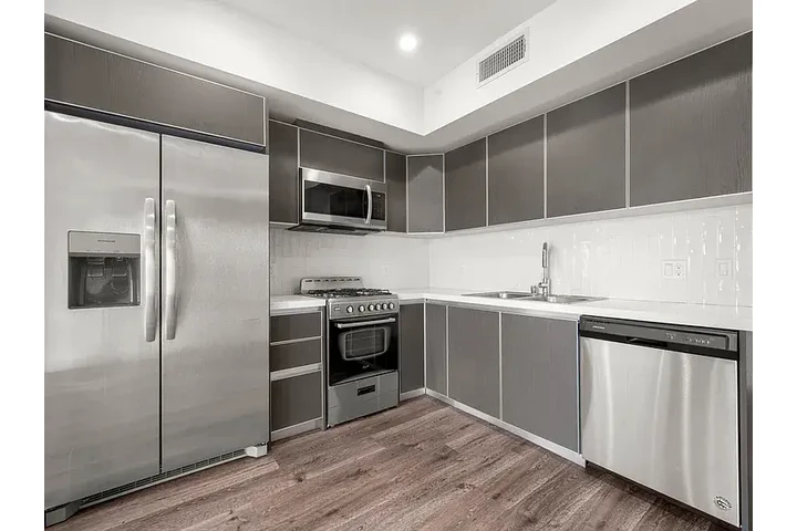 $1650 : Dormitorio completo en renta image 2