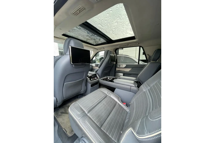 $44900 : Lincoln Navigator L Black Lab image 4