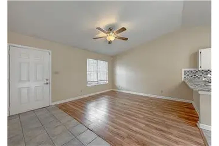 $800 : Rental property with 2 bedro image 6