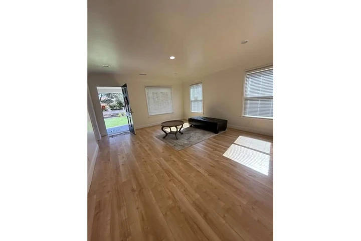 $2100 : Parking Space image 3