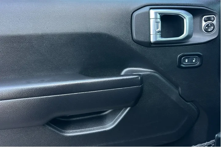 $29900 : Jeep Wrangler Unlimited 2021 image 10