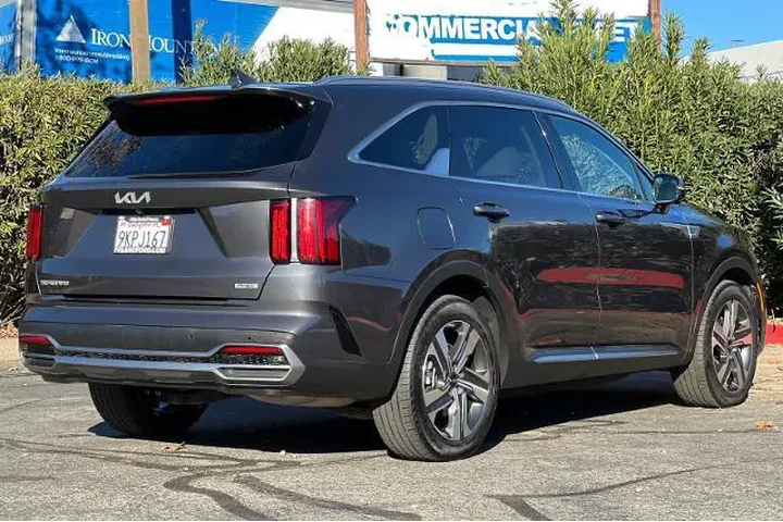 $34999 : Kia Sorento Plug-In Hybrid 2 image 2