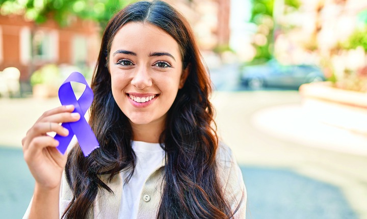 Mujer joven latina con un moño morado