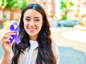 Mujer joven latina con un moño morado