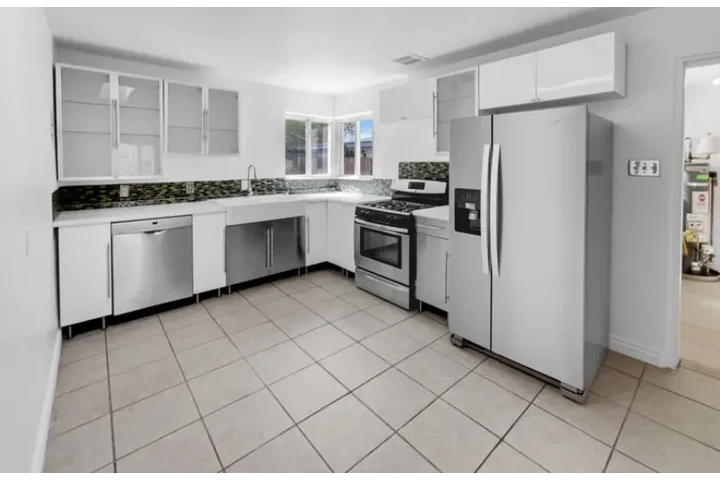 $900 : 2 bedroom 1 bathroom house ren image 6