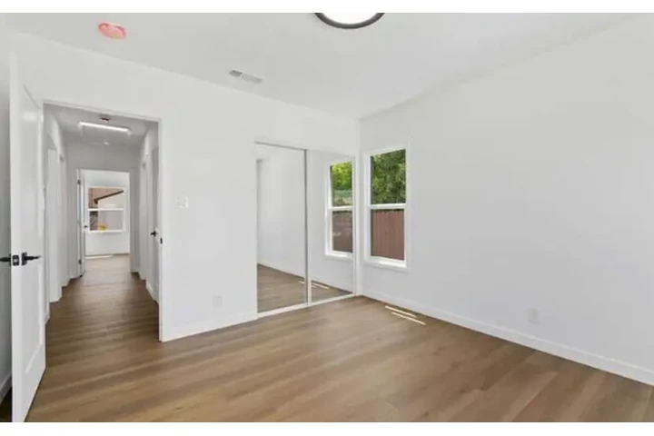 $2500 : 3Bed 2Bat Home in W Adams Blvd image 2
