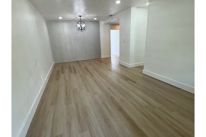 $900 : Casa remodelada.Tiene 2 ! image 3