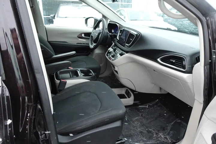 $14995 : 2018 PACIFICA image 7