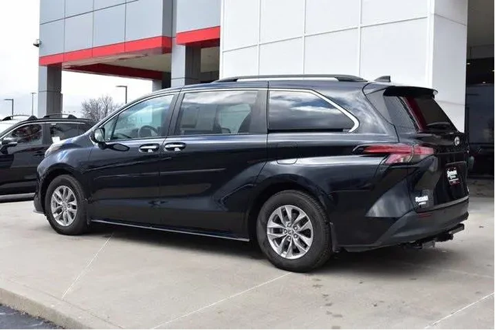 $33700 : Toyota Sienna 2022 AWD XLE 7 image 7