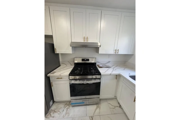 $2000 : 2 Bed apartment In Kenmore Ave image 4