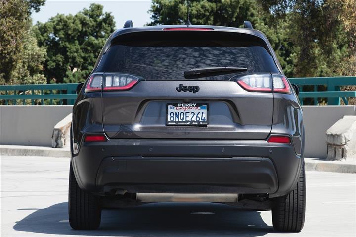 2019 Cherokee Altitude image 4