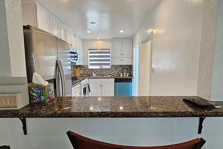 $1200 : This 2 bed, 1 Bath single fam image 2