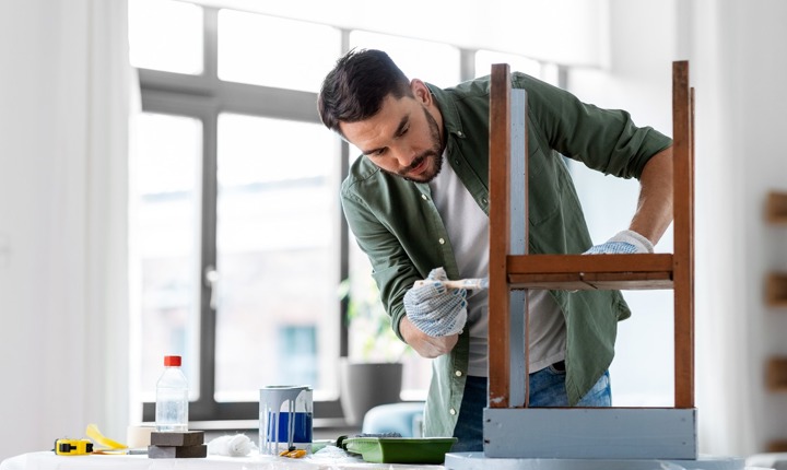 Hombre pintando una silla