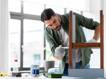 Hombre pintando una silla