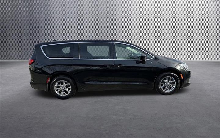 $15753 : 2017 Pacifica Touring image 8