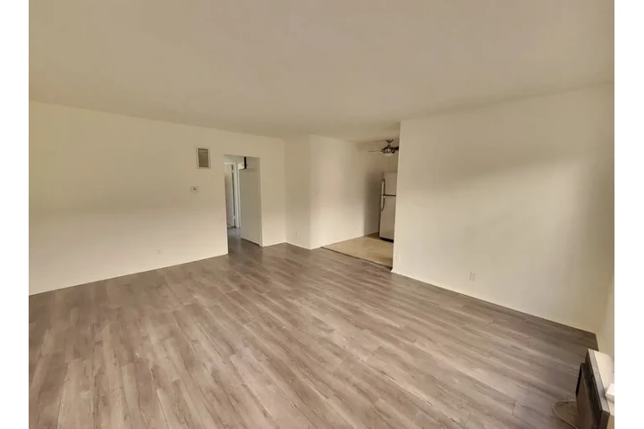 $1965 : 2 bedroom apartment in LA image 2