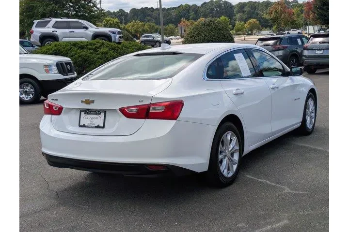 $17975 : Chevrolet Malibu 2023 LT 4dr image 6