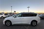 $43995 : Pre-Owned 2022 Pacifica Limit thumbnail