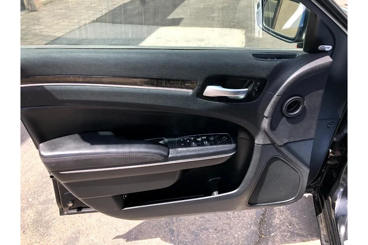 $17292 : 2017 300 C RWD image 9