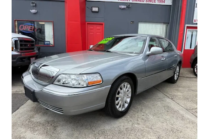 2006 Town Car Signature image 6