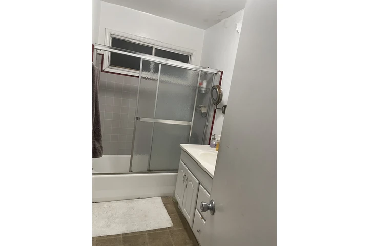 $1300 : Se renta cuarto image 4