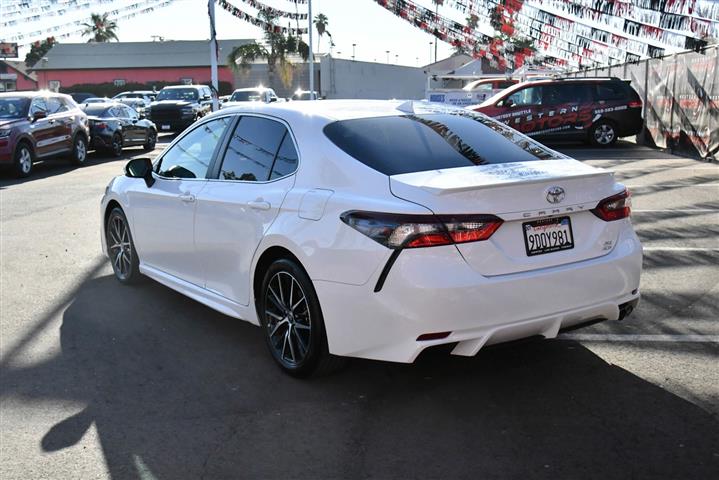 $26969 : Camry SE Sedan 4D image 6