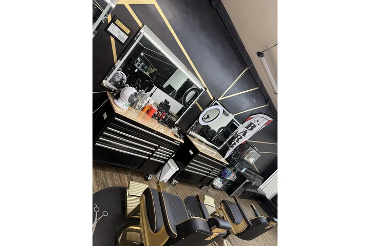 BARBERO CON NIVEL DINERO AQUÍ image 2