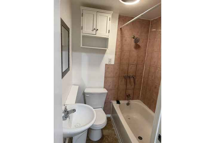 $1400 : 1 bed room unit image 1