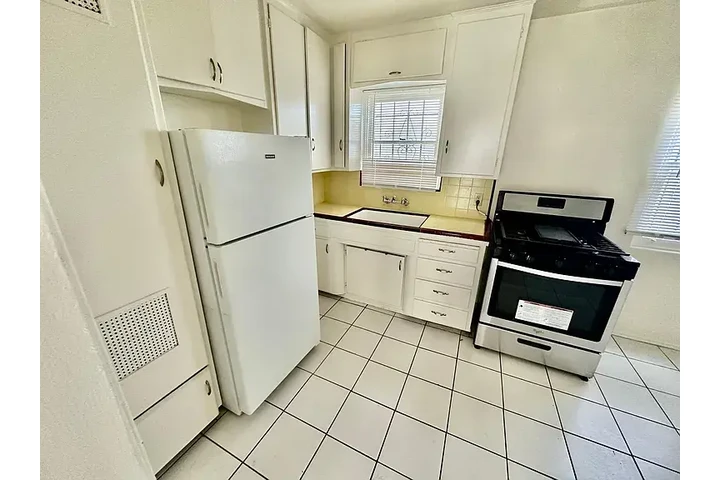 $2400 : Apartment For Rent image 5