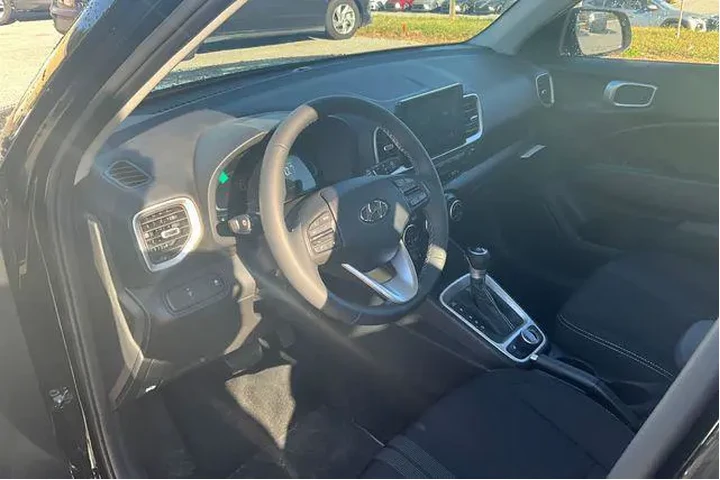 $23311 : Hyundai VENUE 2026 SEL 4dr C image 7