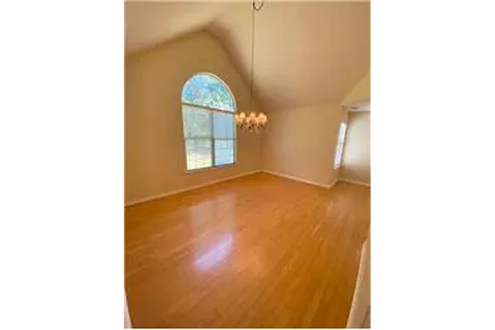 $3100 : Rental property with 3 bedro image 8