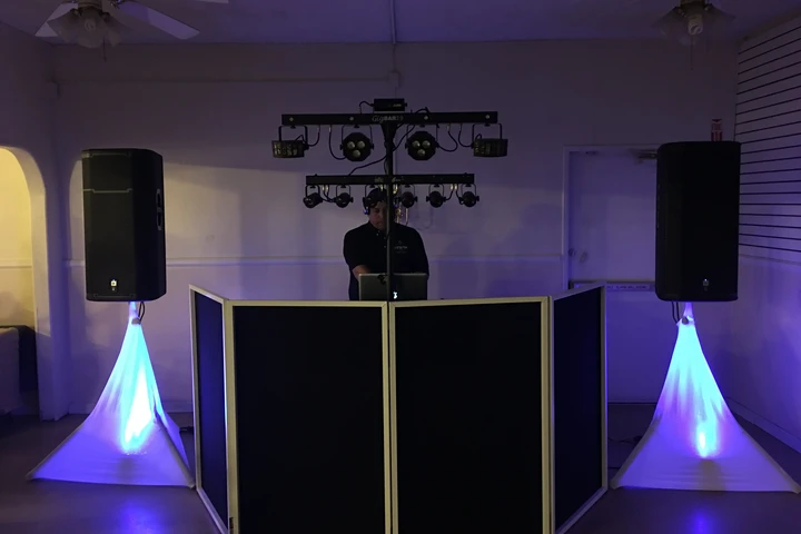 DJ A SUS ORDENES image 1