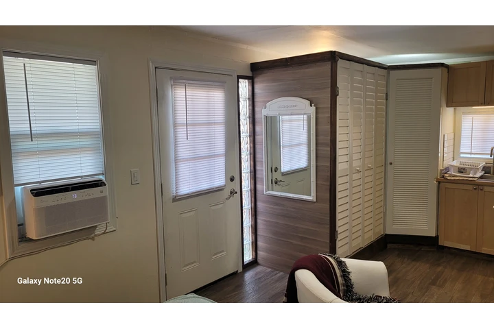 $1350 : SE RENTA Estudio en Downey image 3