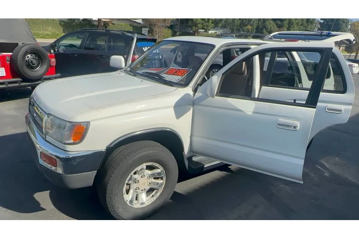$2700 : 4 runner image 3