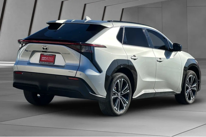 $24500 : Toyota bZ4X 2023 AWD Limited image 4